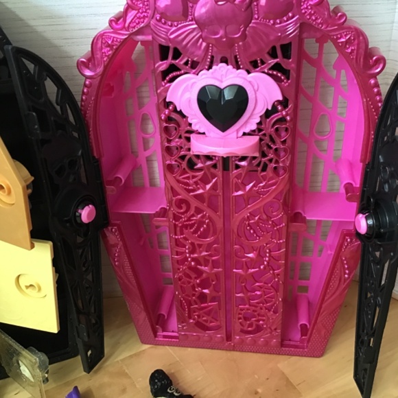 Monster High Doll and Closets - Picture 5 of 9